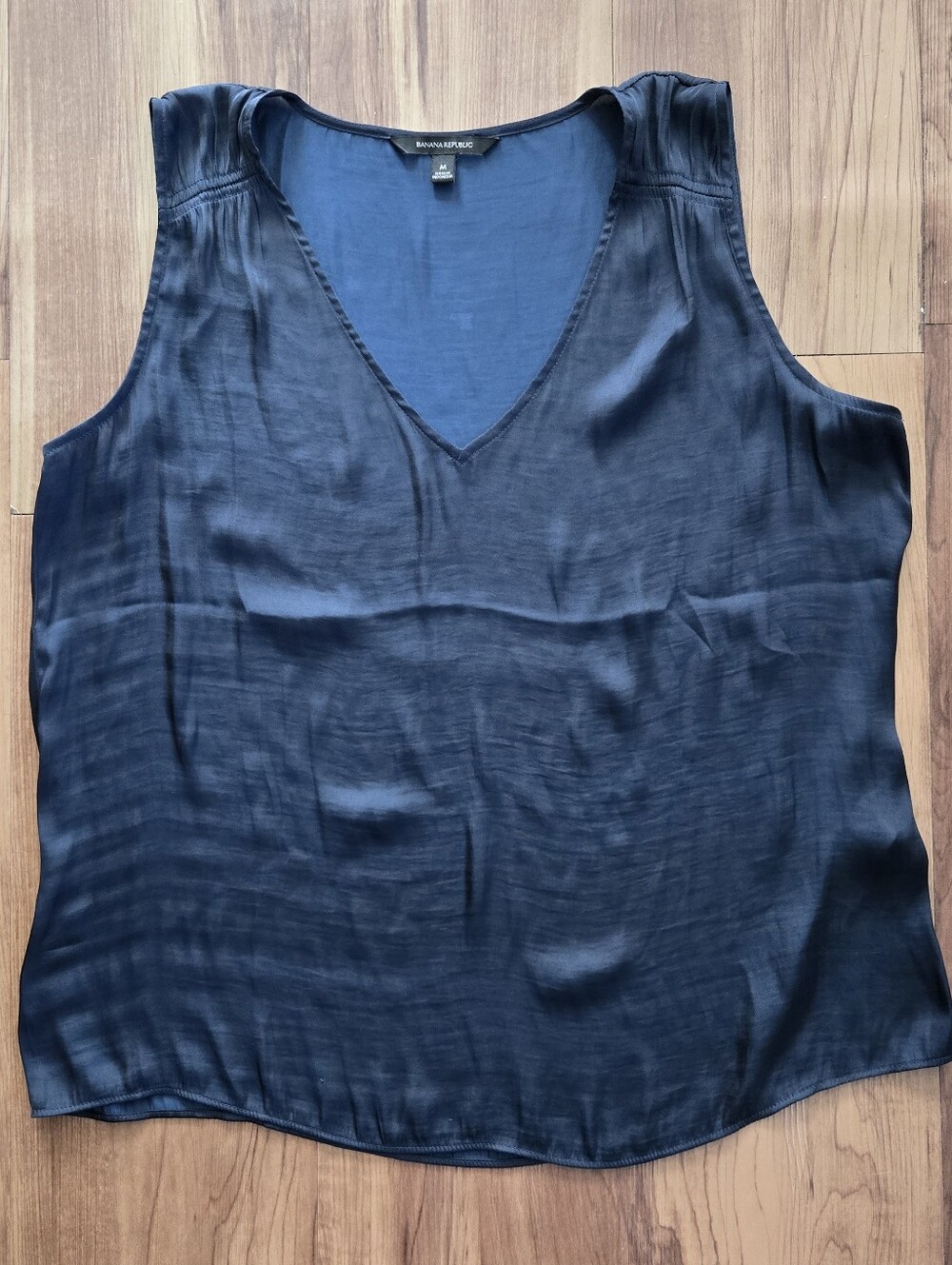 Banana Republic Satin Navy V-Neck Sleeveless Blouse Camisole Medium EUC